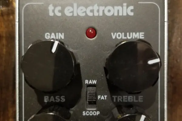 Gain and volume controls on a guitar pedal